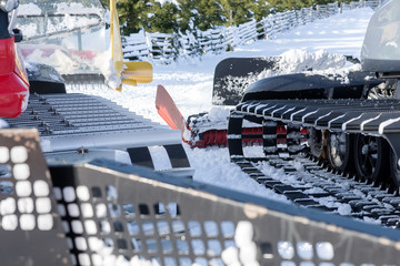 Machine for skiing slope preparations in snow