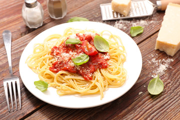 spaghetti with tomato sauce and basil