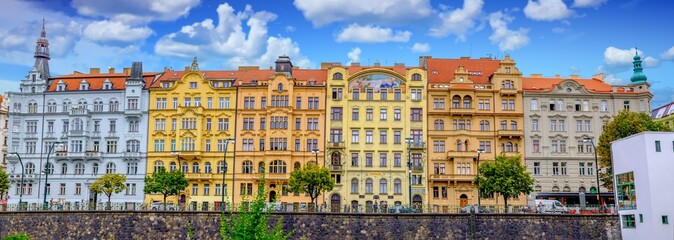 Fototapeta premium Architektura Pragi, Republika Czeska. Błękitne niebo nad rzeką.