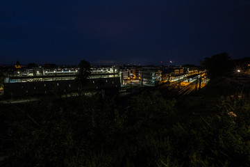 Ein Bahnhof in Mainz bei Nacht