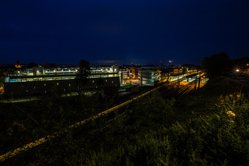 Ein Bahnhof in Mainz bei Nacht