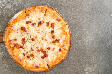 bacon and cheese pizza