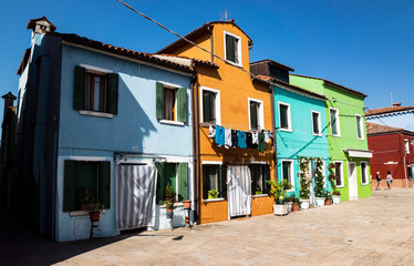 Fototapeta na wymiar Häuserreihe- Bunte Häuser von Burano