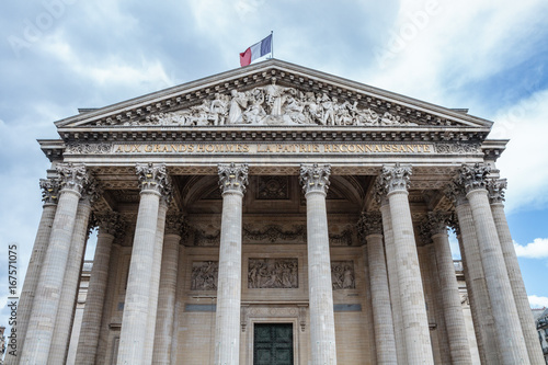 Aux grands hommes la patrie reconnaissante dissertation