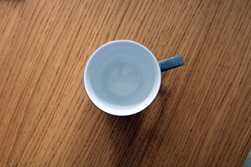 Kaffeetasse auf dem Schreibtisch