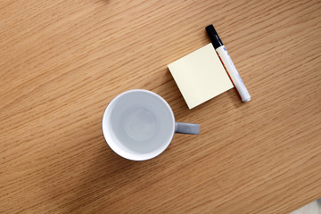 Kaffeetasse auf dem Schreibtisch