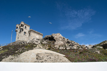 Spagna: il Castello di Santa Catalina a Tarifa, una torre di osservazione costruita nel 1931 nello...