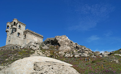 Spagna: il Castello di Santa Catalina a Tarifa, una torre di osservazione costruita nel 1931 nello stile del XVI secolo su una collina che domina le spiagge di Playa Chica e Los Lances