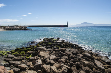 Spagna: vista di Playa Chica, la piccola spiaggia alla fine del porto di Tarifa, sulla costa più meridionale di fronte allo Stretto di Gibilterra e al Marocco