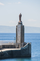 Spagna: la statua del Sacro Cuore di Gesù a Punta del Santo, il molo esterno del porto di Tarifa,...