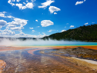 Himmel, Wälder, Rauchende Geysire. Farbenspiel im Yellowstone Nationalpark
