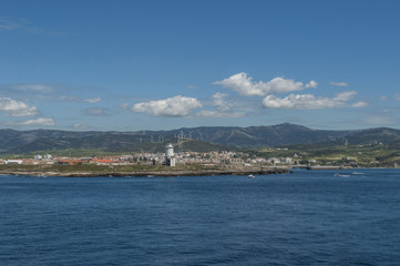 Fototapeta premium Spagna: lo skyline di Tarifa visto dallo stretto di Gibilterra, nelle acque che collegano la Spagna al Marocco, tratto di mare che unisce l'Oceano Atlantico al Mar Mediterraneo