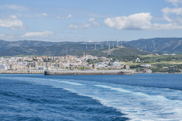 Spagna: lo skyline di Tarifa visto dallo stretto di Gibilterra, nelle acque che collegano la Spagna...