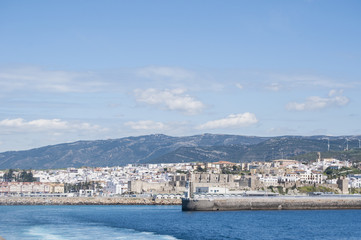 Fototapeta na wymiar Spagna: lo skyline di Tarifa visto dallo stretto di Gibilterra, nelle acque che collegano la Spagna al Marocco, tratto di mare che unisce l'Oceano Atlantico al Mar Mediterraneo