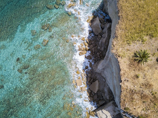 Vista aerea di un promontorio, costa, scogliera, scogliera a picco sul mare. Sant' Irene, Briatico, Calabria. Italia