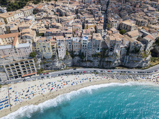 Panoramica di Tropea, casa sulla roccia, Calabria. Italia. Destinazione turistica del Sud Italia,...