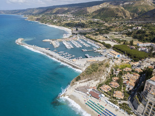 Panoramica di Tropea, casa sulla roccia, Calabria. Italia. Destinazione turistica del Sud Italia, localit&agrave; balneare situata su una scogliera nel golfo di Sant'Eufemia