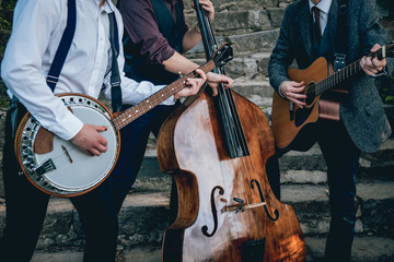 Fototapeta premium Trio muzyków z gitarą, banjo i kontrabasem