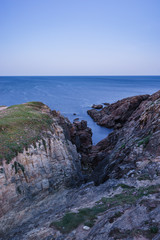 Küstenwanderung zum Sonnenaufgang in Quiberon in der Bretagne an einem Frühlingsmorgen