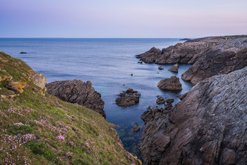 Fototapeta na wymiar Küstenwanderung zum Sonnenaufgang in Quiberon in der Bretagne an einem Frühlingsmorgen