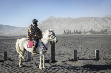 Jinete en caballo en volcán Indonesia