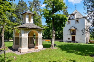 Kaiserjubiläumsbrunnen am Kalvarienberg in Kastelruth