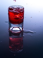 Glas auf Glastisch