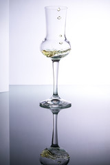 Grappa auf Glastisch