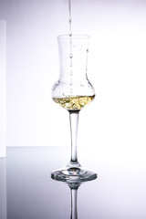 Grappa auf Glastisch