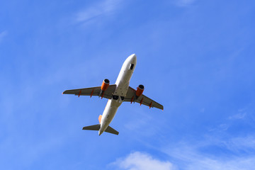Flugzeug vor blauem Himmel fährt nach dem Start das Fahrwerk ein