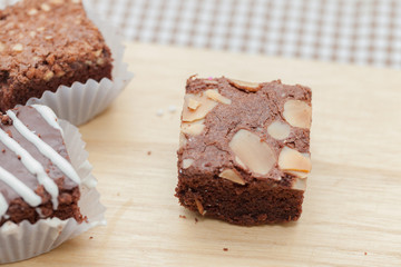 close up of of brownie cake on wooden plate