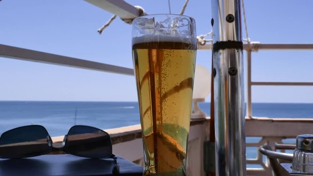 main de femme prenant un verre de bi&egrave;re