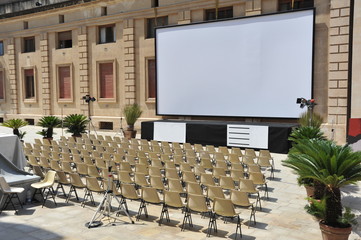 Öffentliches Freilichtkino in der historischen Altstadt von Syrakus (Syracusa) im Süden von...