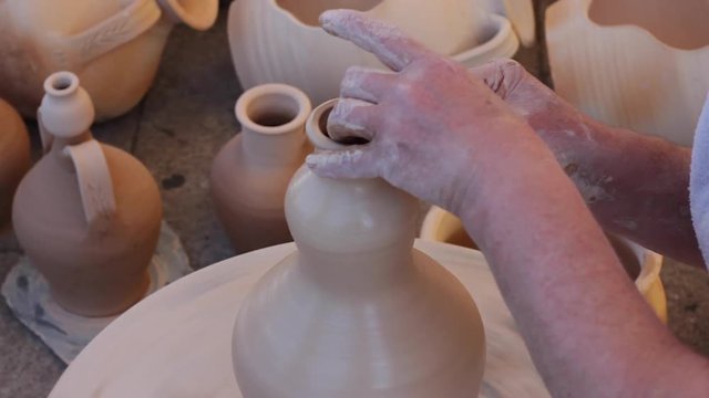 Creando una Vasija de Barro de Cer&aacute;mica Tradicional. Acabando la boca de la tinaja