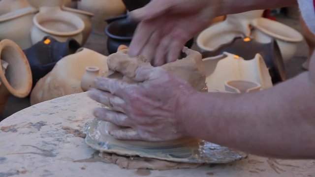 Construyendo un cacharro de barro con la tecnica de churro