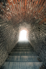 Obraz premium Gemauerter Gang, Licht am Ende