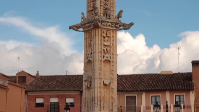 Panoramica vertical de monumento artistico. Rollo (Monumento de caracter jurisdiccional, Gótico - Siglo XVI ) en la plaza de de Villalon de Campos - Valladolid España 
