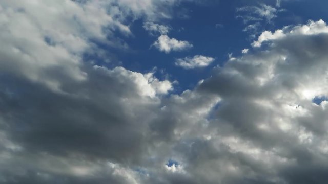 流れる雲　タイムラプス　青空