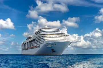 Zelfklevend Fotobehang Cruise ship in crystal blue water with blue sky © Hladchenko Viktor