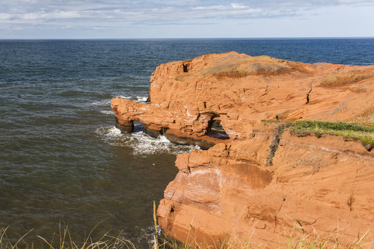 Felsenklippen auf der Magdaleneninsel "Cap-aux-Meules" in Kanada.