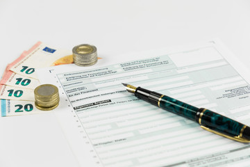 Einkommenssteuer Erklärung mit Taschenrechner und Geld