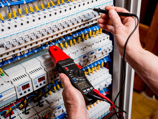 Electrical measurements with multimeter tester