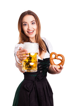 attraktive junge Frau im Dirndl mit Bierkrug und Brezel