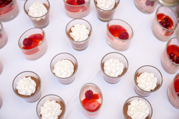 Tavolo buffet con bicchierini di dolci al cucchiaio in una cerimonia 