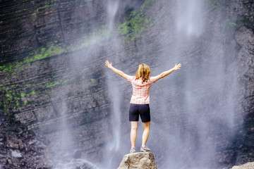 Fototapeta na wymiar Female tourist enjoys the Gocta waterfall in nothern peru