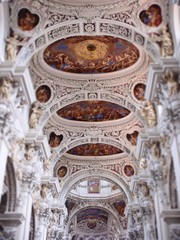 Meisterwerk - Deckenmalerei und Säulenkonstruktion im Passauer Dom St. Stephan