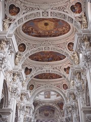 Meisterwerk - Deckenmalerei und Säulenkonstruktion im Passauer Dom St. Stephan