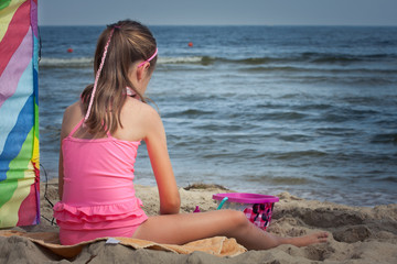 Dziewczynka na plaży - obrazy, fototapety, plakaty