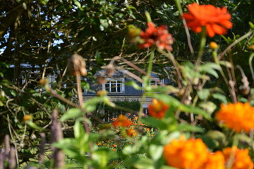 Pavillon et fleurs du jardin botanique de Caen en Normandie, France