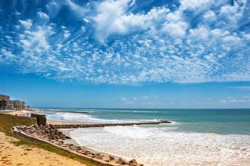 Wolken über dem Strand von Cadiz